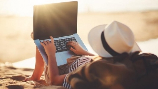 Droit à la déconnexion : les Français en vacances mais toujours au travail ?