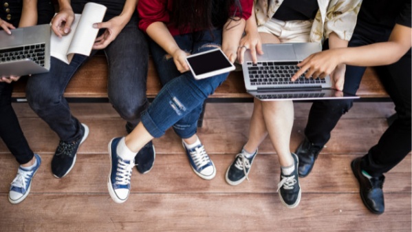 illustration pour Embaucher un stagiaire : rémunération, congés et obligations de l’employeur