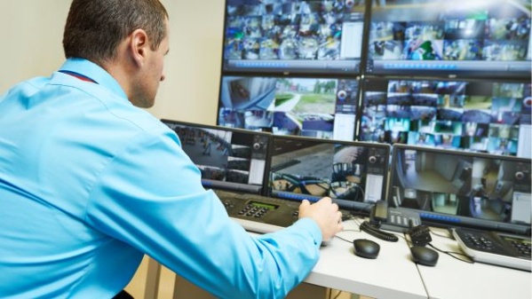 illustration pour Vidéosurveillance des salariés en entreprise : comment la mettre en place ?