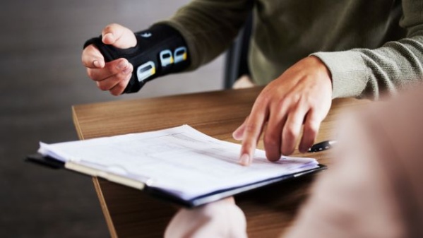 illustration pour Mon employeur conteste mon accident de travail : 5 infos à connaître