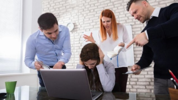 illustration pour Mobbing ou harcèlement moral collectif au travail : qu'est-ce que c'est ?