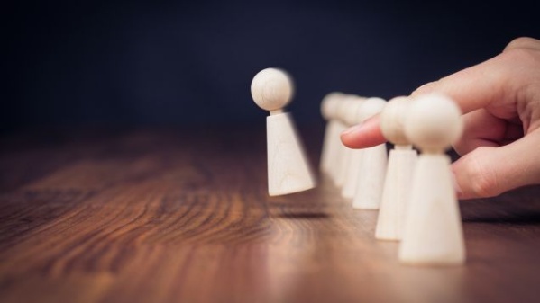 illustration pour Arrêt maladie et mise à pied conservatoire : le guide !