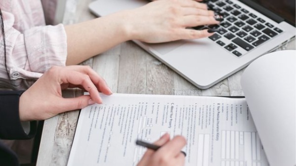 illustration pour Apport à une société en couple : les règles selon le régime matrimonial, PACS ou concubinage