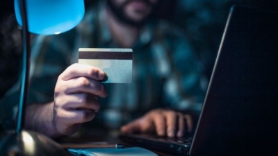 La responsabilité des plateformes et des banques dans les arnaques financières