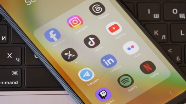 illustration pour Les ados de moins de 15 ans bientôt interdits sur les réseaux sociaux